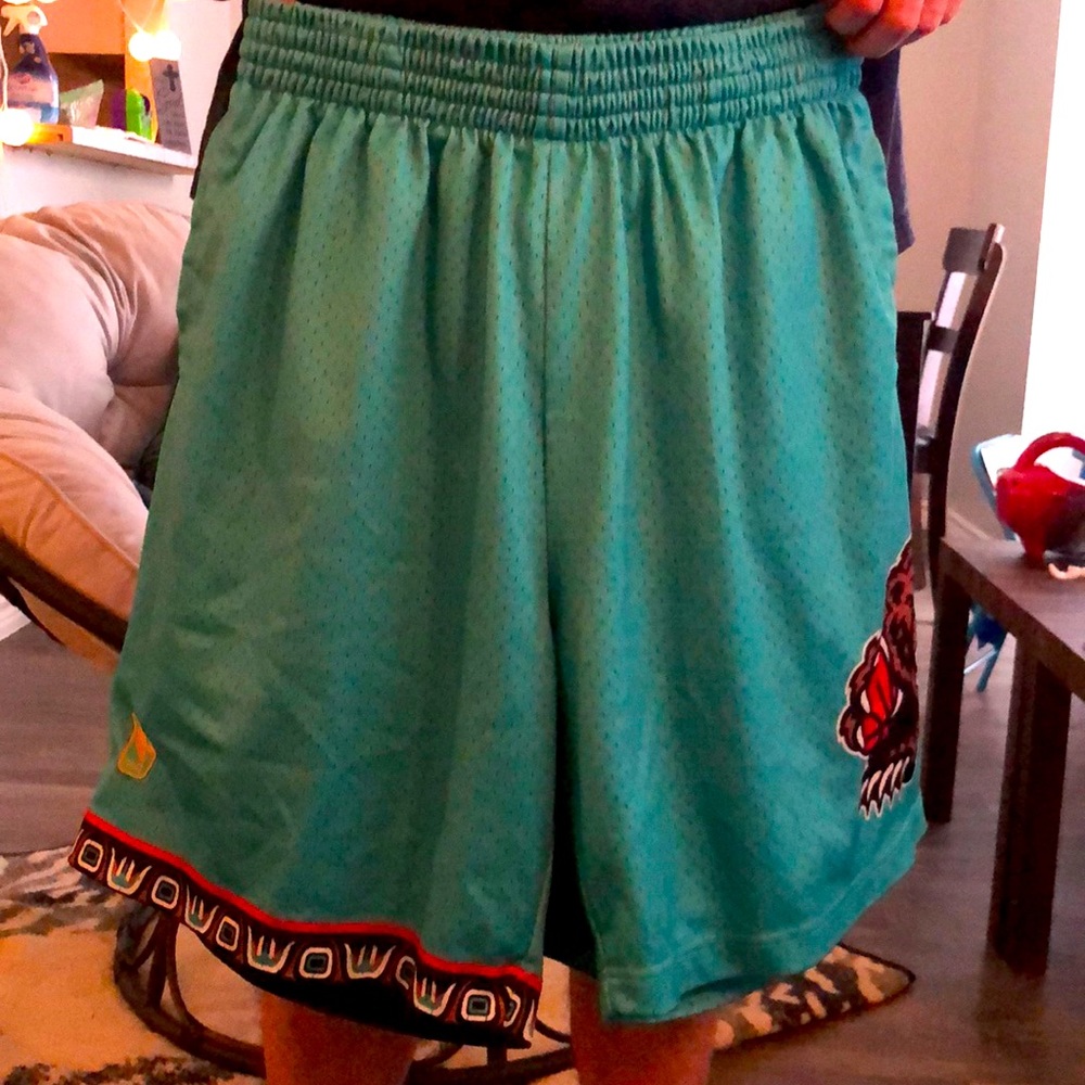 Memphis grizzlies basketball shorts (XL)